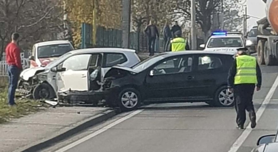 TEŠKA SAOBRAĆAJKA: Tri osobe povrijeđene u sudaru dva vozila