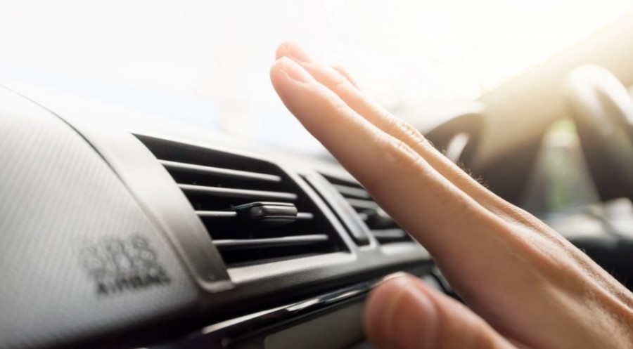 ZAŠTO JE DOBRO UKLJUČITI KLIMU u automobilu u jesen i zimu?