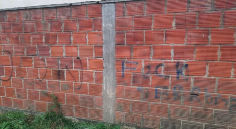 POGRDNI NATPISI NA ZIDU KUĆE NA KOSMETU Uvrijedljivi grafiti osvanuli u Mogili kod Vitine (FOTO)