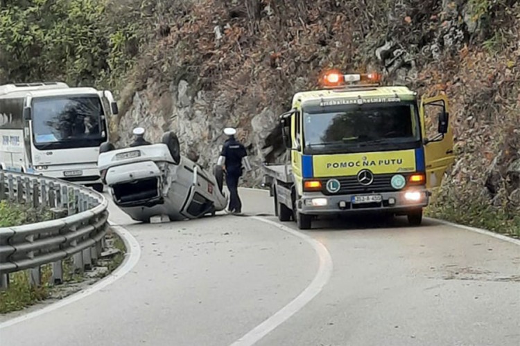 Saobraćajna nesreća kod Bočca AUTOMOBIL ZAVRŠIO NA KROVU!