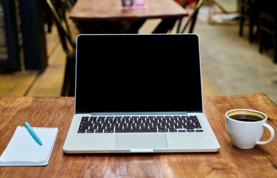 KAKO DA OČISTIMO EKRAN laptopa, a da ga ne oštetimo