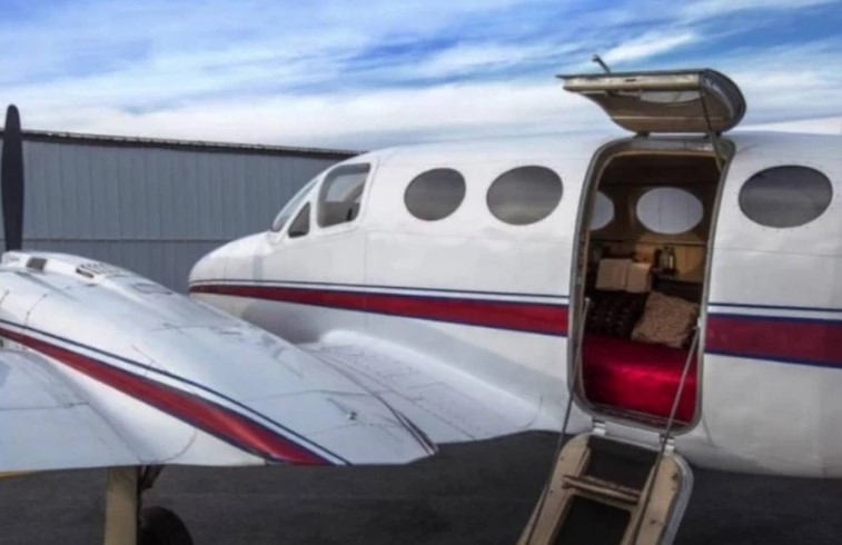 VOĐENJE LJUBAVI U OBLACIMA: U specijalno opremljenom avionu na visini od 1.600 metara (VIDEO)