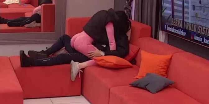 ZANIJELI SE PRED SVIMA! Lorna i Luks se dohvatili u dnevnoj sobi (VIDEO)