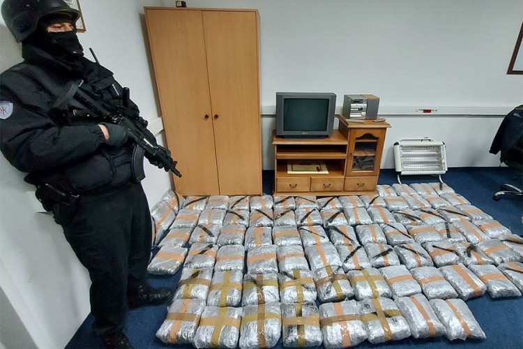 ZAPLIJENJENO 132 kg MARIHUANE! Uhapšeno pet osoba