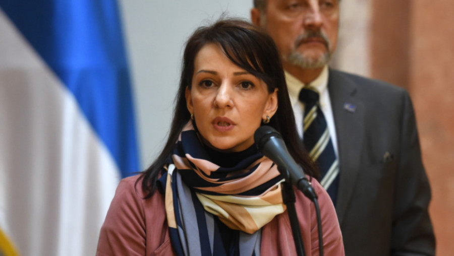 MARINIKA TEPIĆ I PRAĆKA Epski spektakl u režiji Dragana Đilasa: Spašavanje drogiranih kokoški