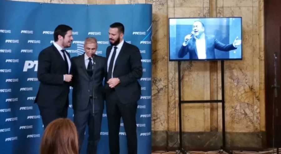 NAJTUŽNIJI TRENUTAK Sinovi se od Marinka oprostili Šabanovom pjesmom! Nikola i Marko zapjevali na komemoraciji, njihova majka naglas plakala! (VIDEO)