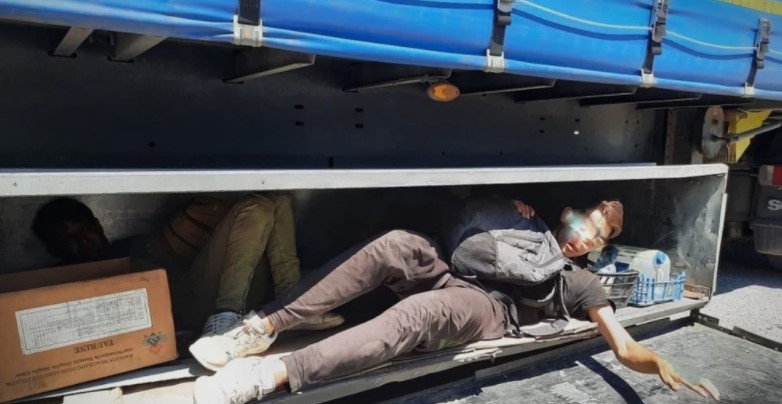 POLICIJA IMALA PUNE RUKE POSLA Kamiondžije iz BiH krijumčarili kineske i turske migrante
