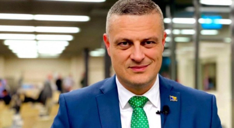 VOJIN MIJATOVIĆ MODNI GURU: SDA nema ekskluzivno pravo na zelenu kravatu