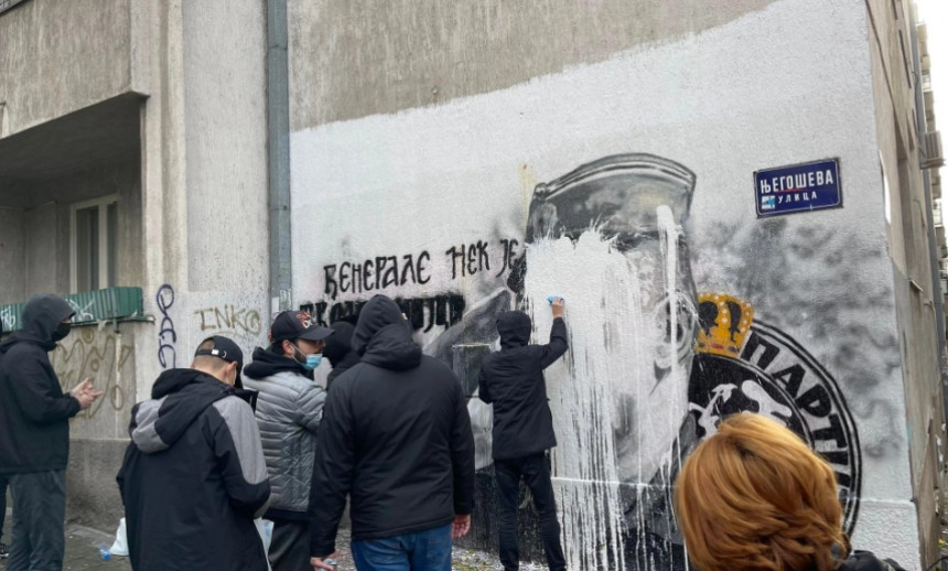 OČIŠĆEN MURAL RATKU MLADIĆU! Grupa mladića reagovala: Nema više bijele farbe na liku generala