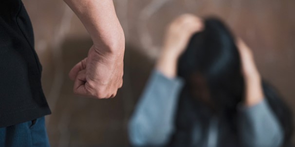 JEZIVI ZVUKOVI SE ČULI IZ STANA Udarao kćerku patikom po glavi