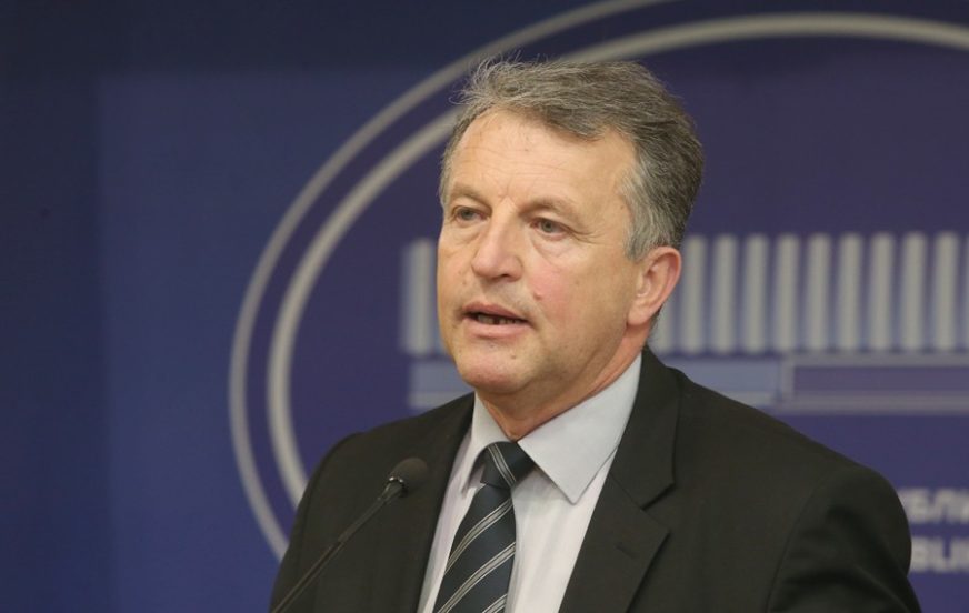 GLAMOČAK O VRAĆANJU NADLEŽNOSTI: Nova predstava lažnog patriotizma SNSD-a!