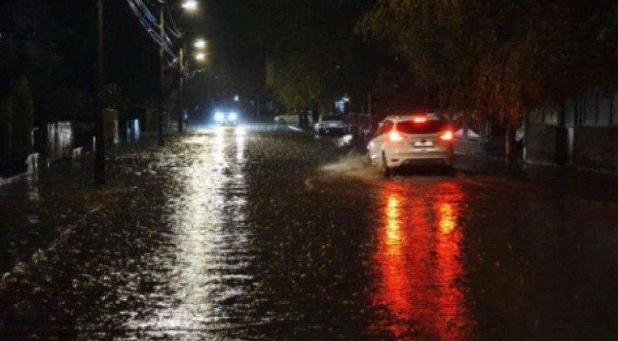 DRAMATIČNI PRIZORI NA ULICAMA BEOGRADA Kiša napravila haos: Voda ušla u garaže, saobraćaj otežan (VIDEO)