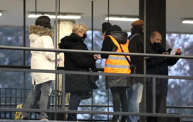 NA POSAO UZ KOVID POTVRDU! Nova pravila od danas u Hrvatskoj, ali i novi protesti