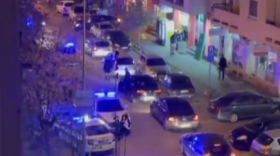 HAOS U NOVOM SADU Desetorica tukla mladića ispred kafane, ulica blokirana (VIDEO)