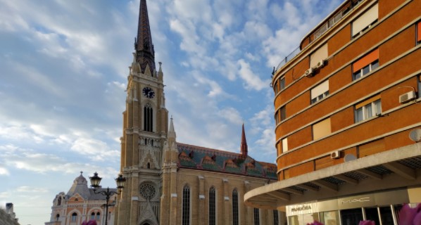 DRAMA U NOVOM SADU Dijete upalo u šaht: Građani su brzo reagovali i izvukli djevojčicu