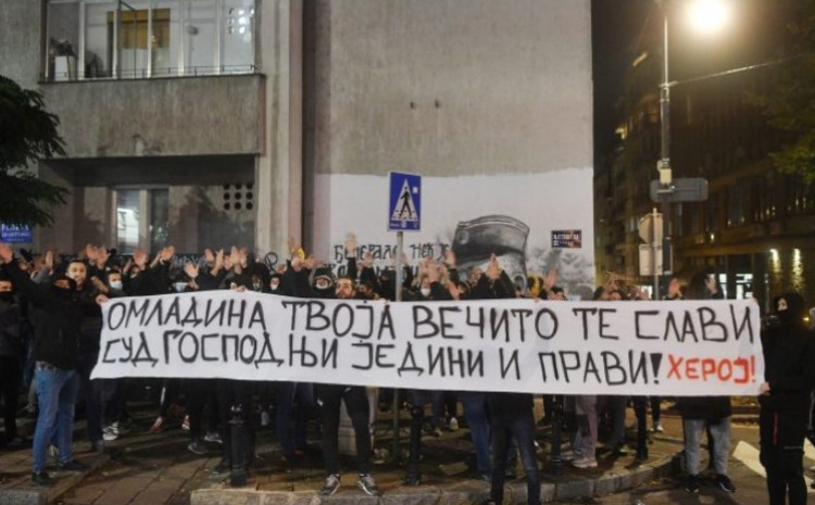 ČUVAJU MURAL RATKA MLADIĆA! Grupa mladića večeras "na straži" u Beogradu (FOTO)