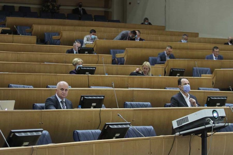 “PENZIONERI NA DAN” za deset godina uzeli pola miliona KM