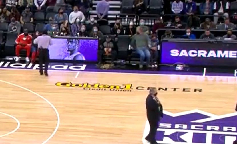 PIJANI NAVIJAČ NAPRAVIO HAOS PORED TERENA U NBA, organizatori morali da prekinu utakmicu! (VIDEO)