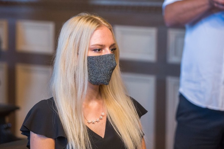 JEZIVO! PRIZNALA DA JE sama sebi ODSJEKLA ŠAKU da dobije novac od osiguranja