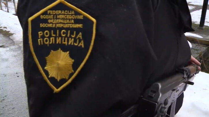 OGLASIO SE MUP KS povodom snimka na kojem POLICAJAC TUČE radnika na parkingu!