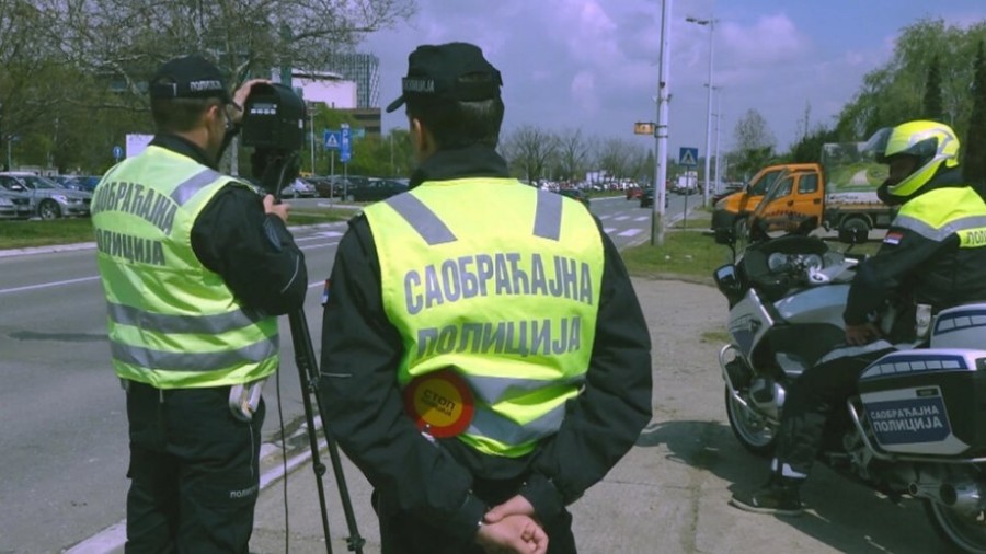 NJEMICA (30) VOZILA KAO LUDA U automobilu bilo više osoba nego što je dozvoljeno