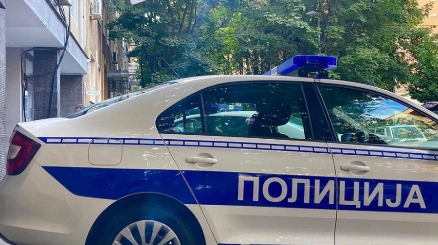ZAVRŠILI U URGENTNOM CENTRU SA VIŠESTRUKIM POVREDAMA Beograd: Mladići povrijeđeni u prevrtanju vozila
