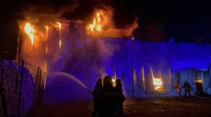 VELIKI POŽAR U VINČI Dim i dalje kulja (FOTO)
