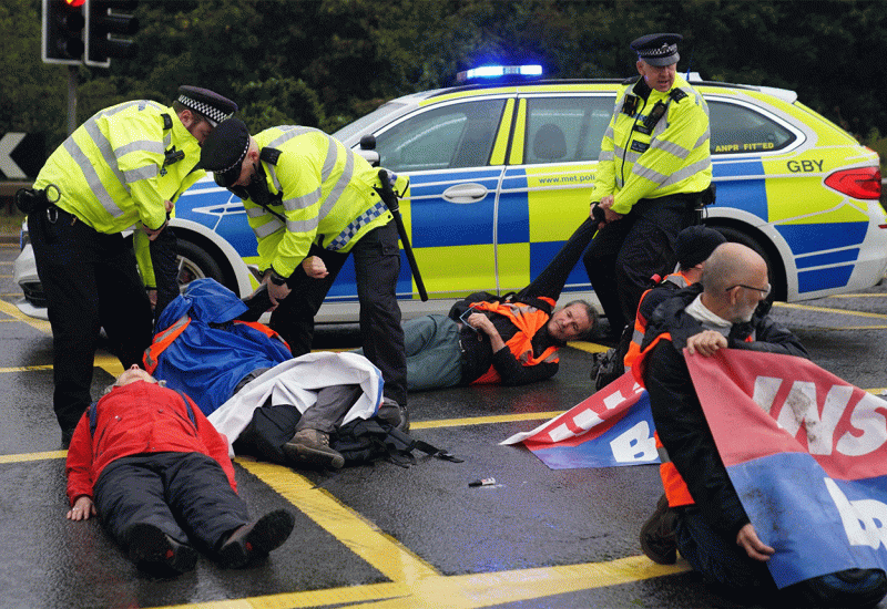 LONDON: Demonstranti BLOKIRAJU ULICE ispred britanskog parlamenta !