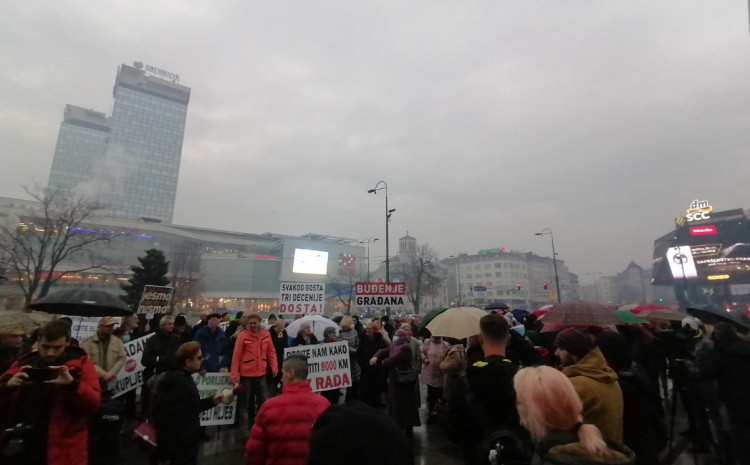 OKUPLJENI ISPRED PARLAMENTA BiH na telefon pozivali parlamentarce