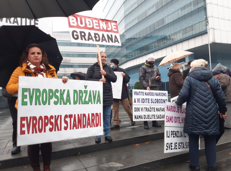 GRAĐANI ISPRED PARLAMENTA BiH: Ili penzija ili mirovina sve je ista sirotinja!