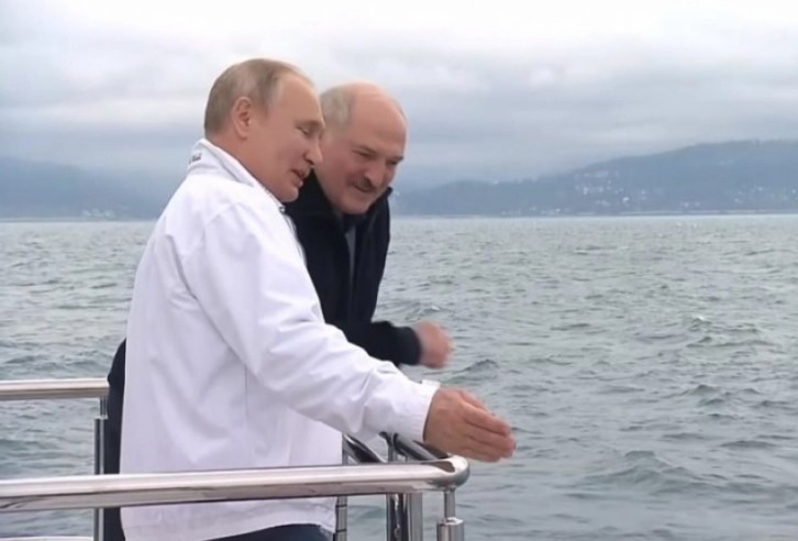PUTIN I LUKAŠENKO izrazili zabrinutost zbog migrantske krize. Vojska se gomila na granicama