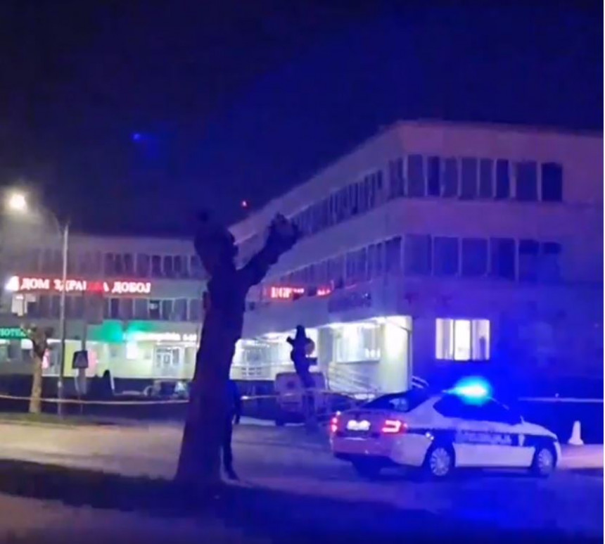 HAOS U DOBOJU: Muškarac ušao sa bombom u Dom zdravlja i prijeti da će je aktivirati!