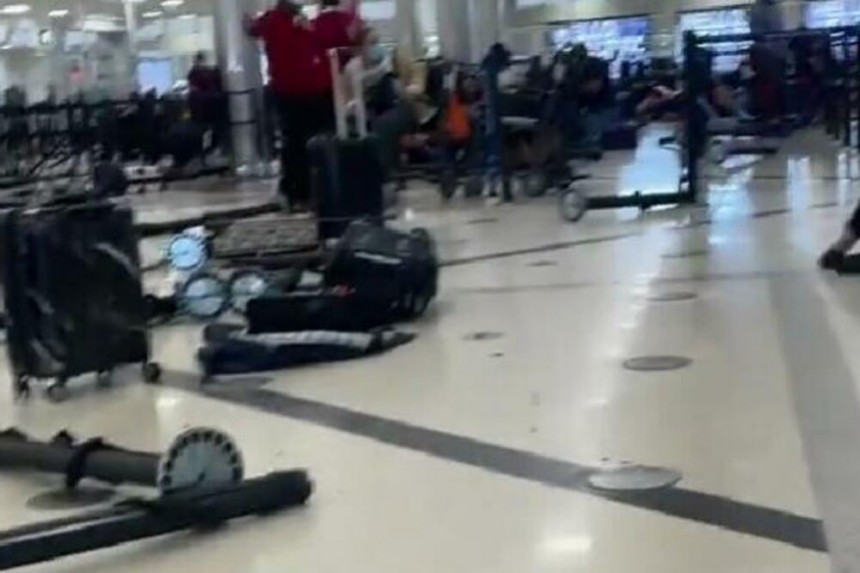 UZNEMIRUJUĆE! Putnik na aerodromu zapucao dok je čekao da prođe kontrolu (VIDEO)