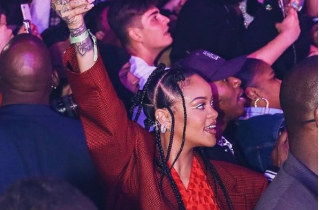 RIJANA ZABLISTALA U CRVENOM na nastupu partnera A$AP Rokija
