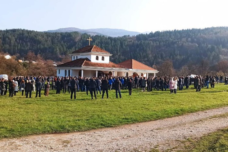JAUCI ODJEKUJU FOČOM! Neutješni roditelji sahranili ubijenog sina