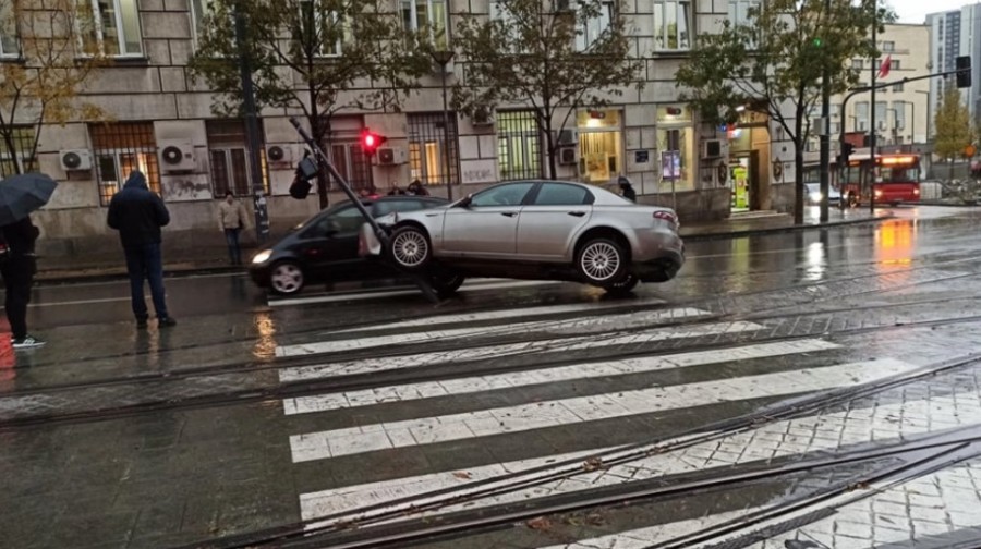 VOZAČ "OKAČIO" ALFU na semafor (VIDEO)