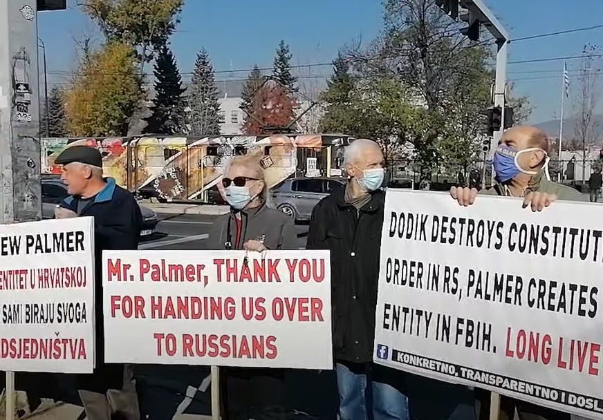 PROTESTI ISPRED AMERIČKE AMBASADE: Građani traže pomoć Bajdena u očuvanju suvereniteta BiH