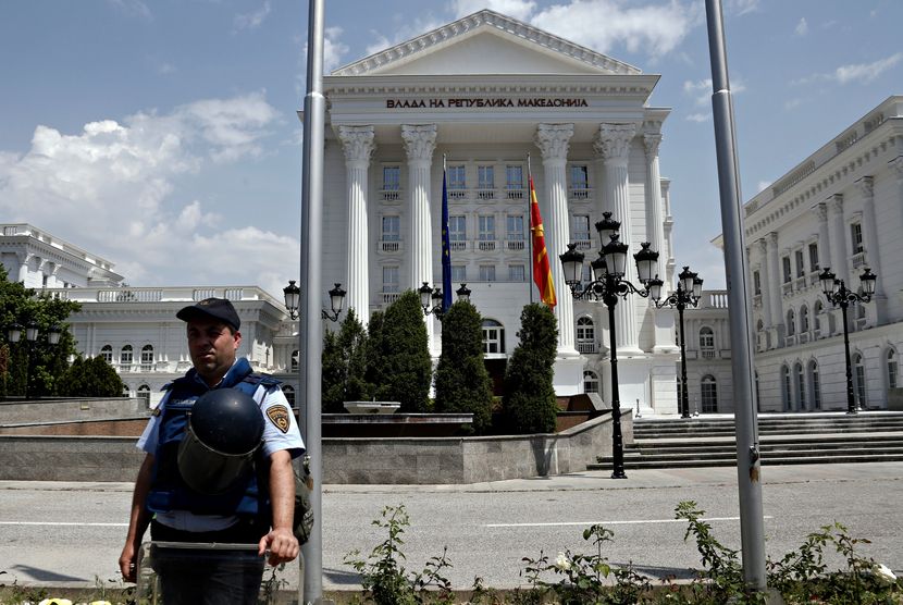 AMERIKANAC PRETUKAO TRI POLICAJCA usred policijske stanice u Skoplju!