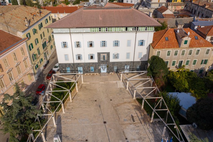 ŠTRAJKAČI IZVELI ŠOKANTAN PERFORMANS pred Gradskom upravom! Radnici morali koristiti sporedni izlaz! (FOTO)