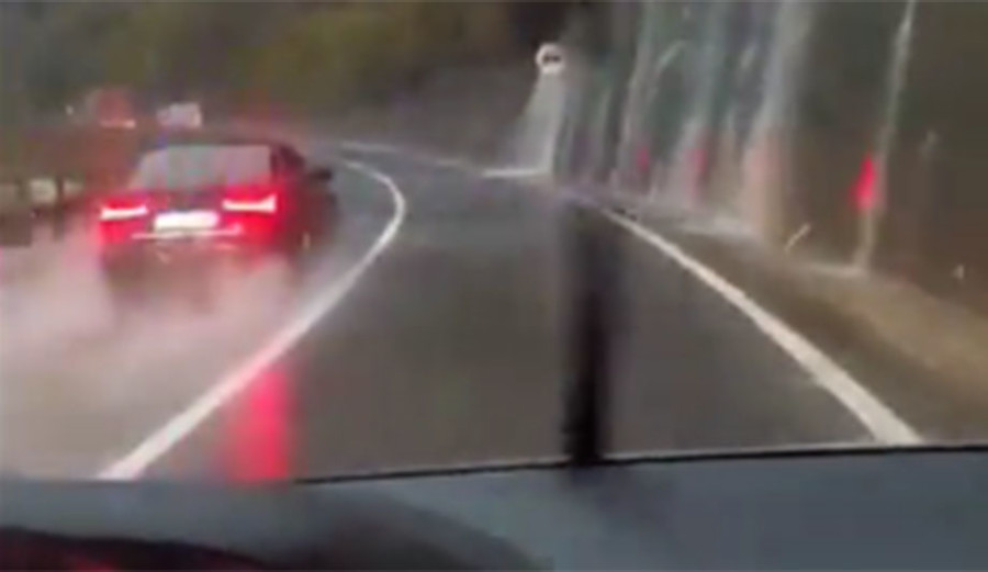 SLUŽBENI AUTOMOBIL PRETICAO preko pune linije na klizavom i mokrom putu