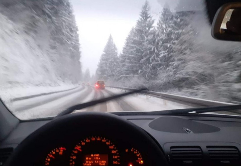SNIJEG I POLEDICA NA POJEDINIM DIONICAMA Iz AMS RS vozačima savjetuju oprez!