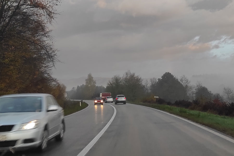 STANJE NA PUTEVIMA Kolovozi suvi, ponegdje magla i odroni zemlje ili kamenja