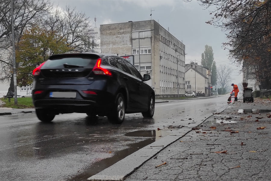 POJEDINE DIONICE I DALJE NEPROHODNE ZBOG izlijevanja vode na kolovoz