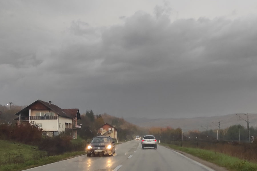 KOLOVOZI KLIZAVI, VOZITE OPREZNO Stanje na putevima i graničnim prelazima