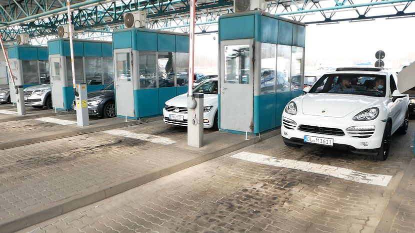 POKUŠAO DA U MAĐARSKU UNESE NAKIT VRIJEDAN 250.000 EVRA: Carinici ga našli u podu auta!