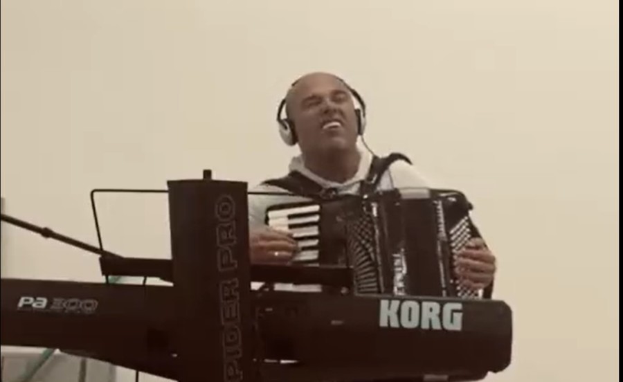 TEGELTIJA "RAZVUKAO" HARMONIKU "Ovakav dan je za jedan lijepi bluz"