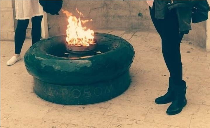 VJEČNA VATRA PONOVO UPALJENA nakon što je zatrpana većom količinom smeća