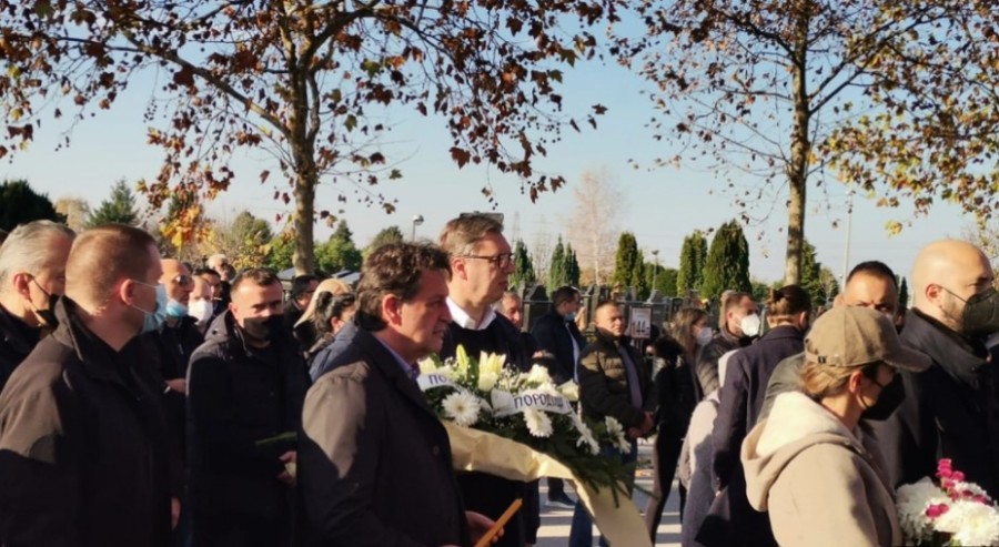 POSLJEDNJE ZBOGOM Evo šta je Vučić donio na sahranu Marinka Rokvića!