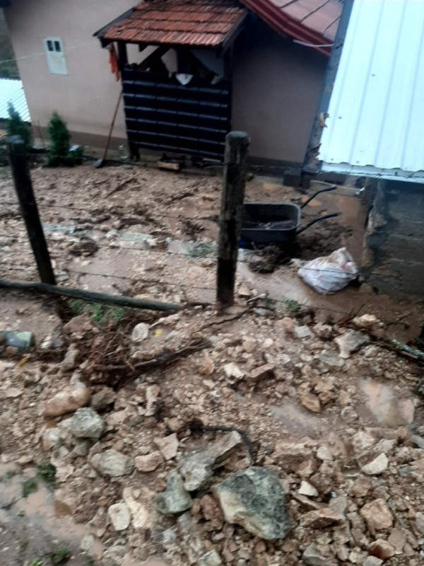 DRAMATIČNO U KONJICU: Selo Hotovlje odsječeno od svijeta, klizište prijeti kućama! (FOTO/VIDEO)