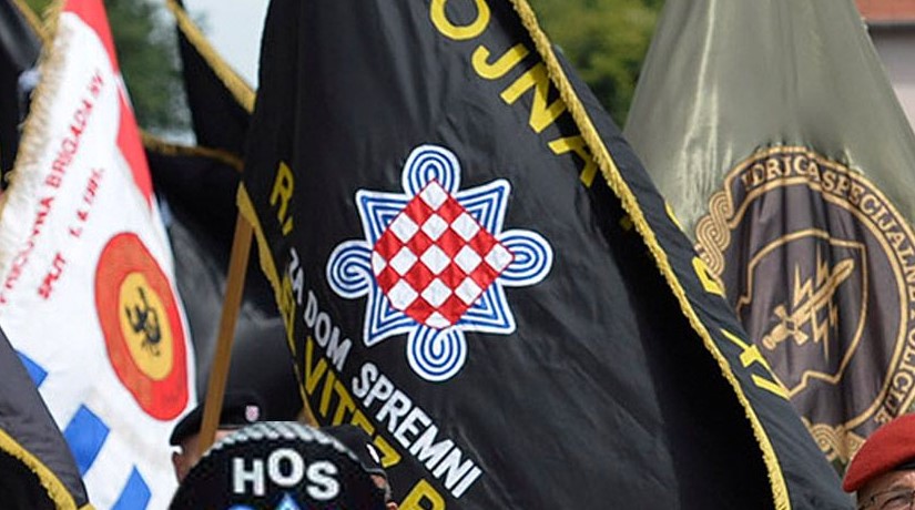 PRIPADNICI HOS U VUKOVARU sa zastavama na kojima piše "Za dom spremni"
